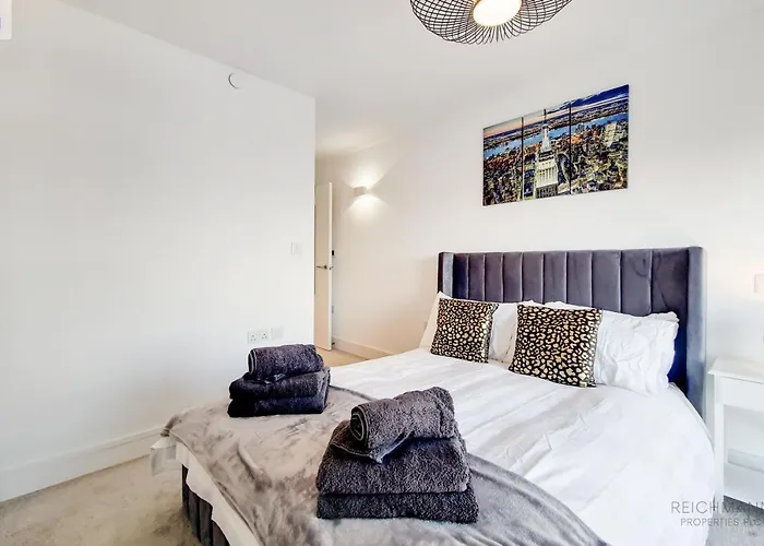 Luxury New 2 Bed/2 Bathroom Flat With Balcony