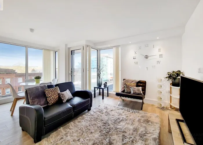 Luxury New 2 Bed/2 Bathroom Flat With Balcony