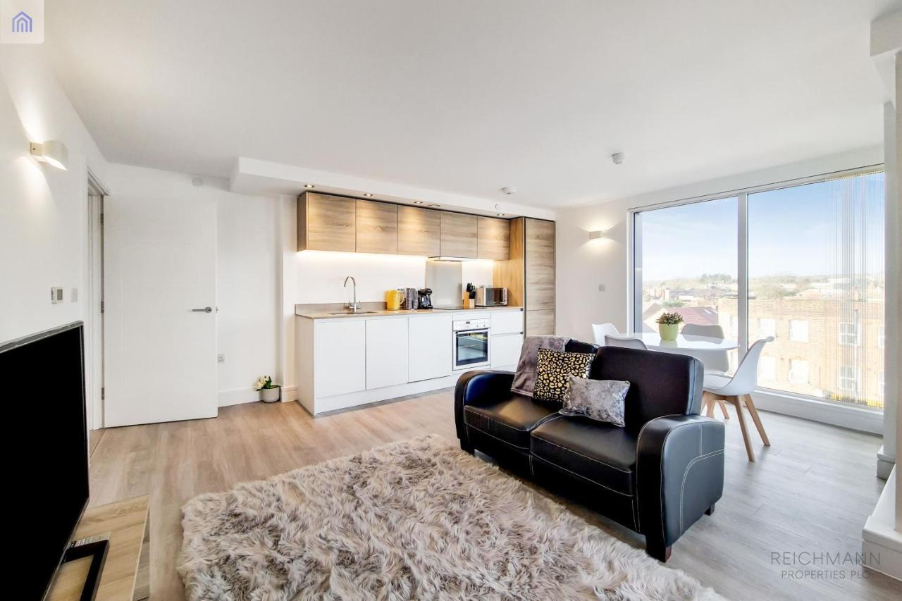 Luxury New 2 Bed/2 Bathroom Flat With Balcony Apartment *