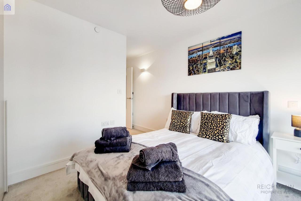 Luxury New 2 Bed/2 Bathroom Flat With Balcony Apartment *