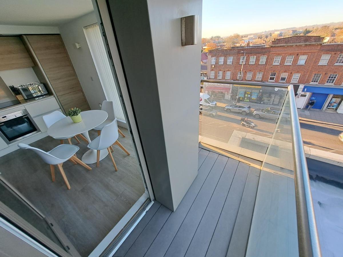 Luxury New 2 Bed/2 Bathroom Flat With Balcony Apartment *